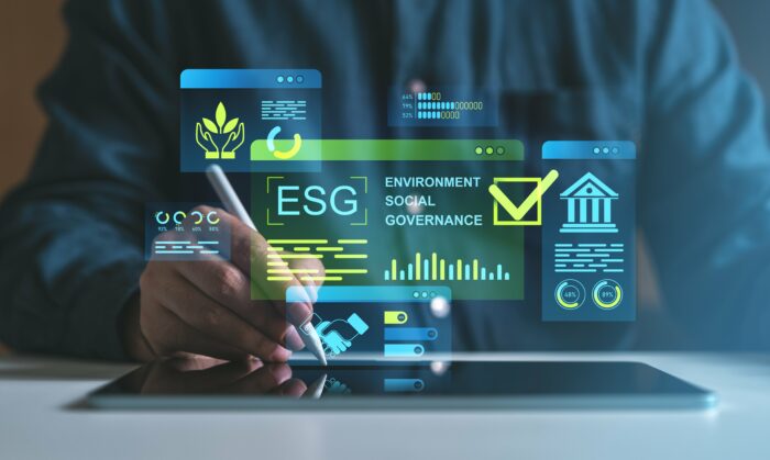 Homme présentant sur une tablette les reporting ESG